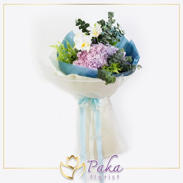 ช่อดอกไม้ พลอยเพชรรัตน์ 31 ช่อดอกไม้ลักษณะจัดเป็นพุ่ม ช่อดอกไม้ประดับด้วยดอกไฮเดรนเยีย ดอกกล้วยไม้ ห่อด้วยกระดาษสีฟ้าและสีขาว