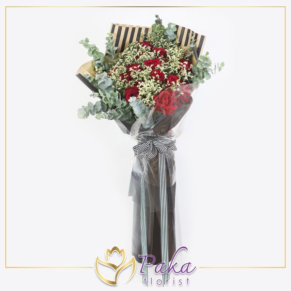 ช่อดอกไม้ พลอยเพชรรัตน์ 36 ช่อดอกไม้ทรงพุ่มยาว ช่อดอกไม้ประดับด้วยดอกกุหลาบสีแดง แซมด้วยดอกยิปโซและใบไม้ประดับสีเขียว ห่อด้วยกระดาษสีดำทอง