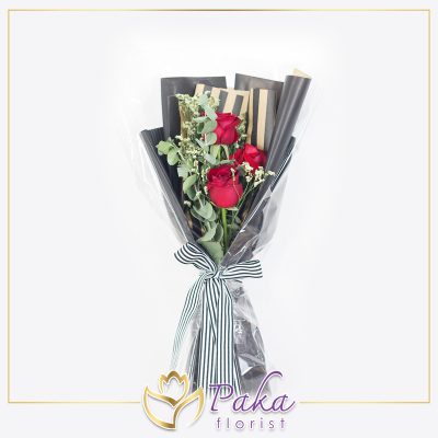 ช่อดอกไม้ พลอยเพชรรัตน์ 38 ช่อดอกไม้ทรงยาว ช่อดอกไม้ประดับด้วยดอกกุหลาบสีแดง แซมด้วยดอกยิปโซและใบไม้ประดับสีเขียว ห่อด้วยกระดาษสีดำทอง