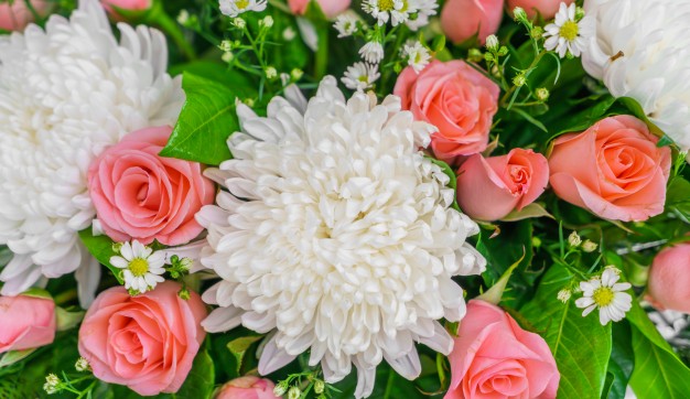 พวงหรีดดอกไม้สดไว้อาลัยจากดอกเบญจมาศ