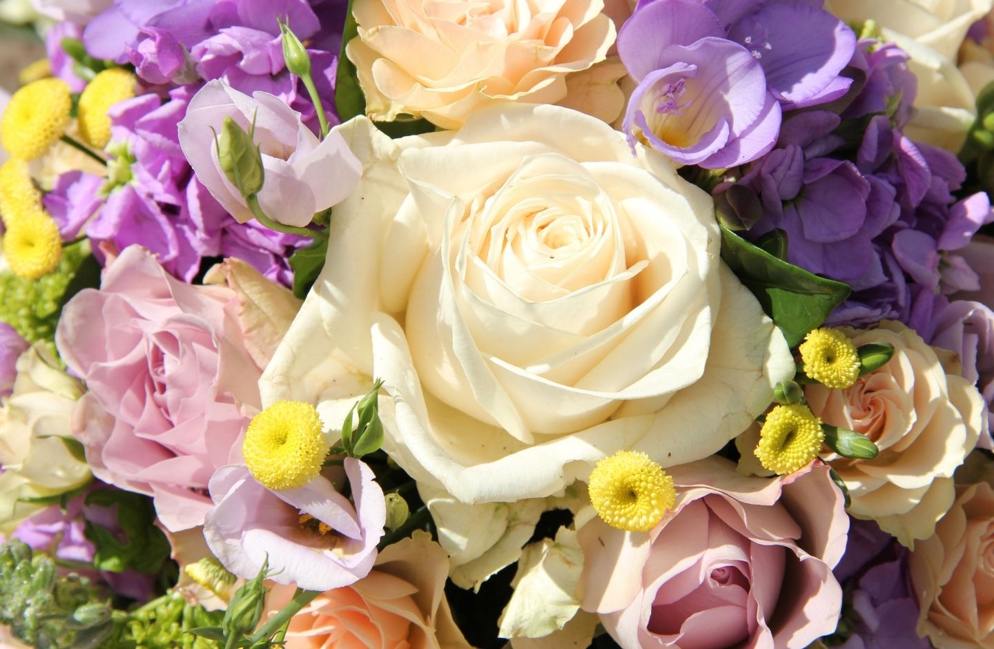 4 เหตุผลที่พวงหรีดดอกไม้สดร้านผกาฟลอริสได้รับความนิยม